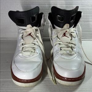 White and Black sneakers JORDAN SKU 343064-104 USED (not box)